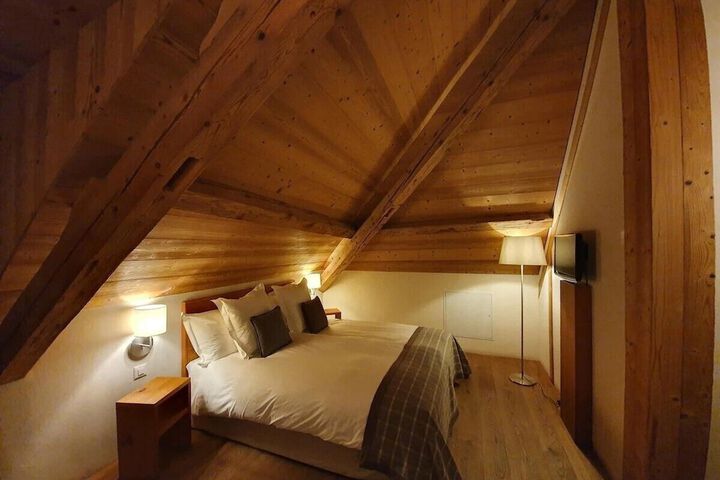 Room 8 of 16