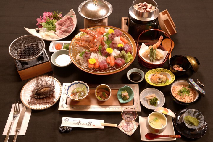 Our most popular dish is the monthly Kaiseki course!