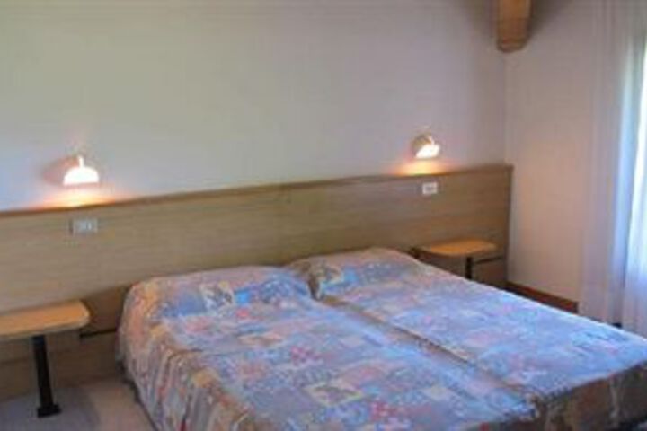 Room 17 of 33