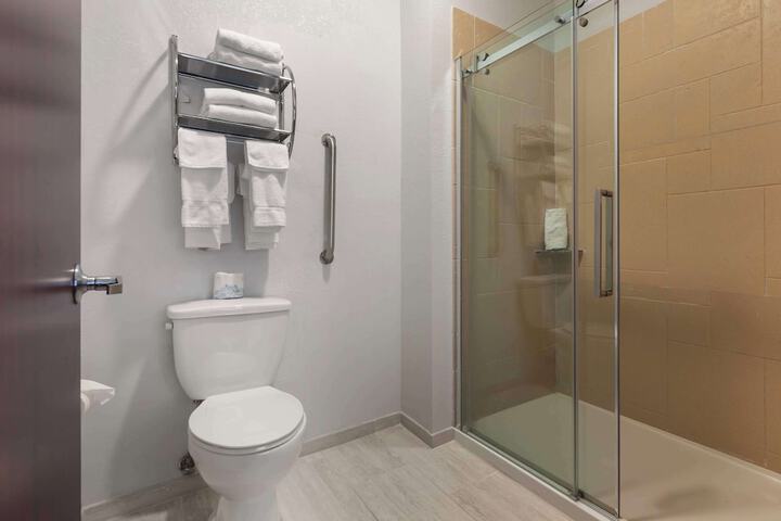 Accessible 1 King Mobility Accessible Communication Assistance Bathtub Microwave and Refrigerator Full Breakfast (22 of 26)