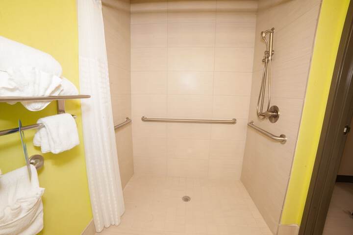 1 King Bed (3 of 6)