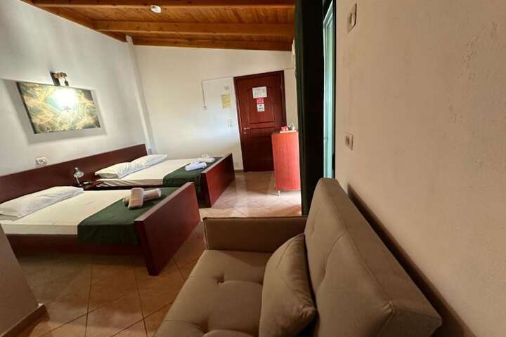 Room 34 of 69