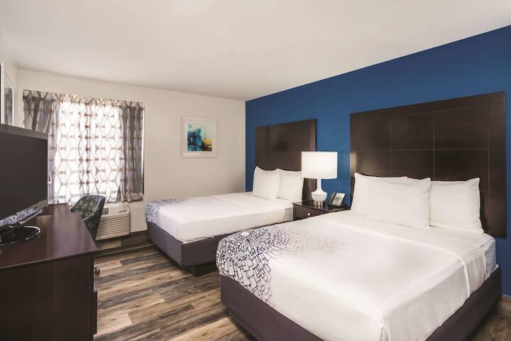 2 Double Beds (4 of 7)