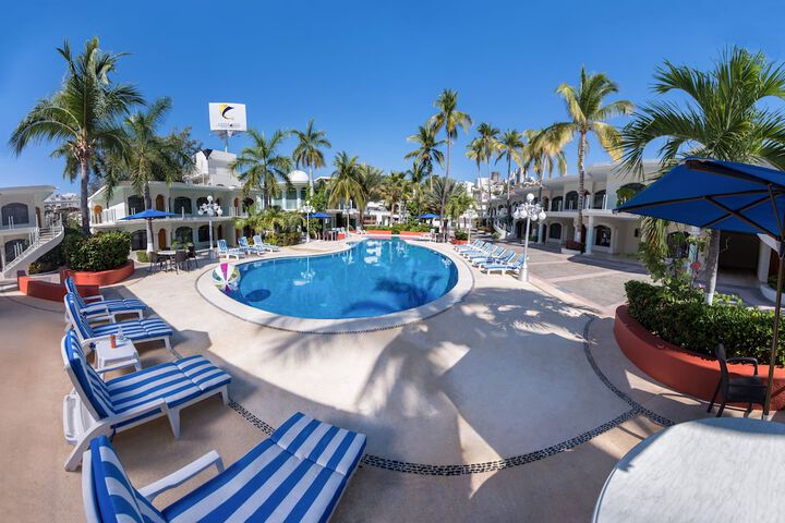 Hotel Pool