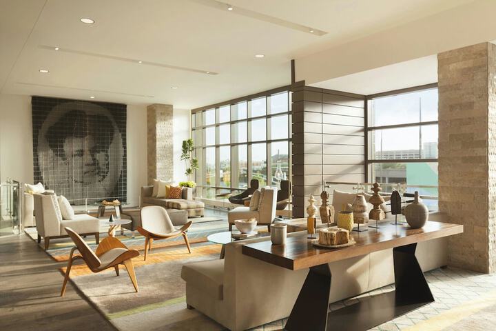 Lobby lounge