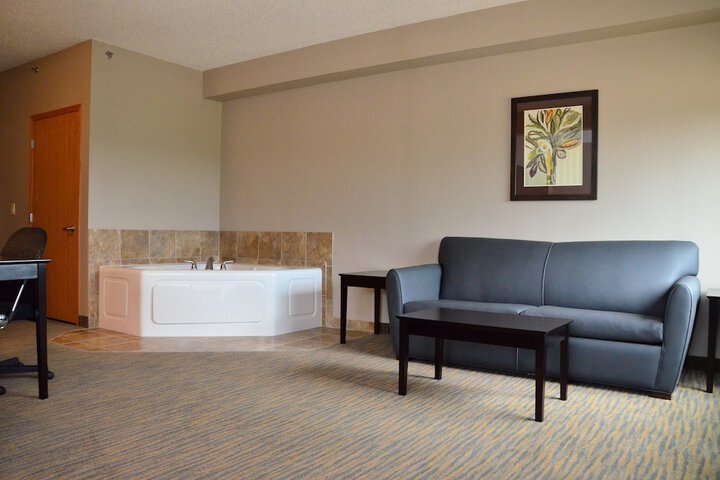1 King Bed (2 of 9)
