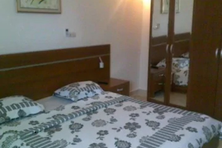 Room 6 of 9