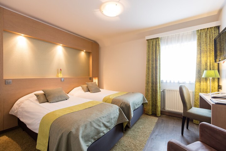 Room 6 of 34