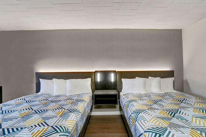 1 Queen Bed Micfridge (8 of 12)