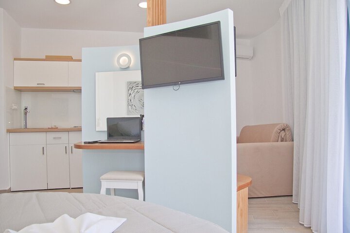 Room 12 of 80