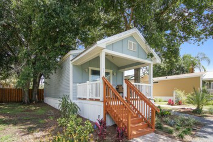 Exterior of Lake House #15