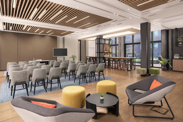 Lounge 104 of 128