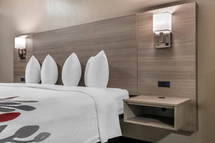 1 King Bed (8 of 26)