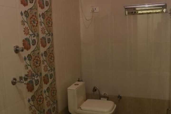 Room 5 of 16