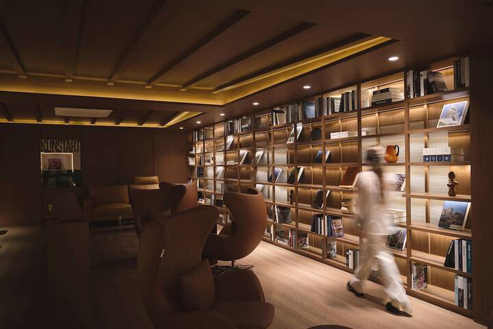 Lounge 139 of 142