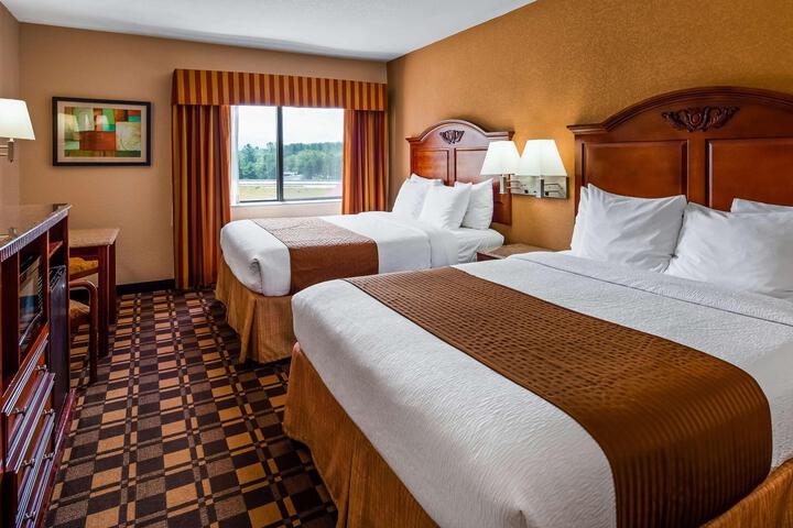 2 Queen Beds High Speed Internet Accessible Microwave and Refrigerator, Coffee Maker Iron and Ironing Board Hairdryer Full Breakfast (6 of 12)