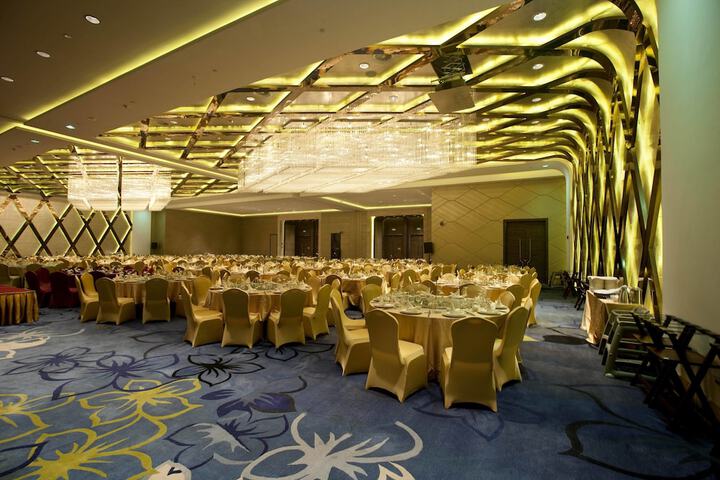 Ballroom/Hall 43 of 61