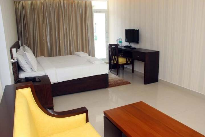 Room 4 of 16
