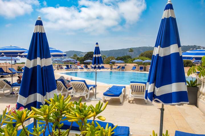 Hotel Pool