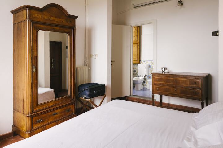 Room 6 of 68