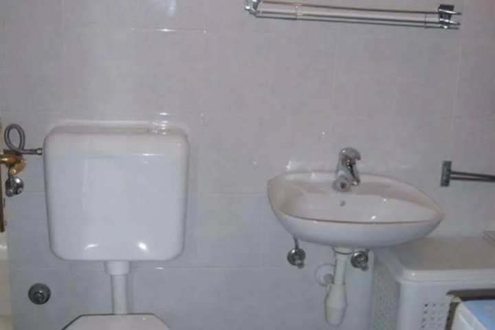 Room 7 of 13