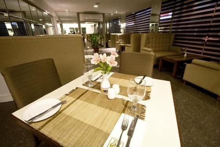 Dining 33 of 57