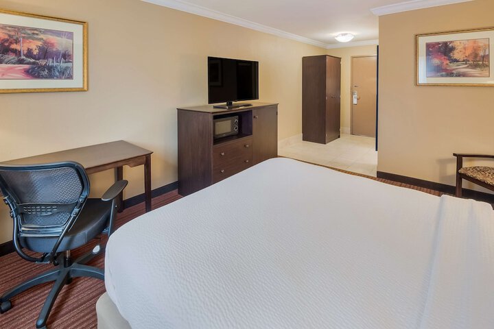 1 Queen Bed High Speed Internet Accessible Microwave and Refrigerator, Iron and Ironing B (1 of 15)