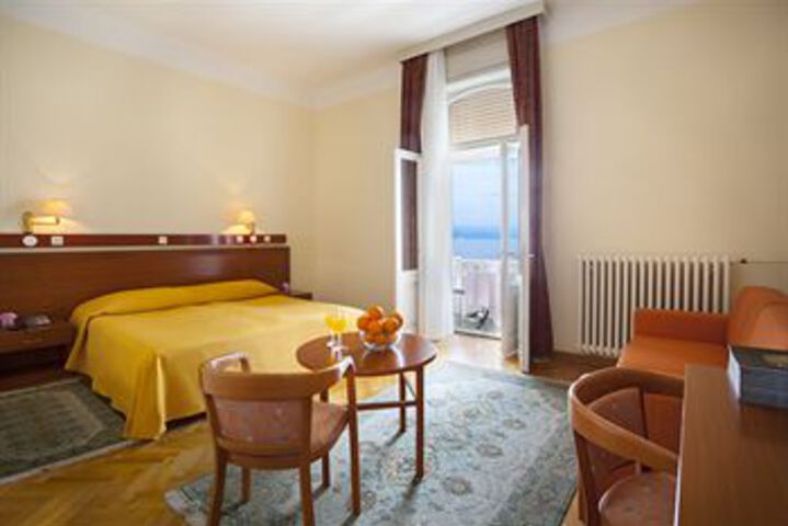 Room 9 of 18