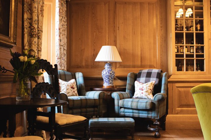 Lounge 11 of 52