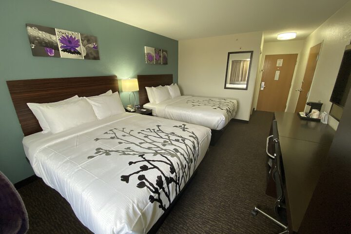 1 Queen Bed (20 of 27)