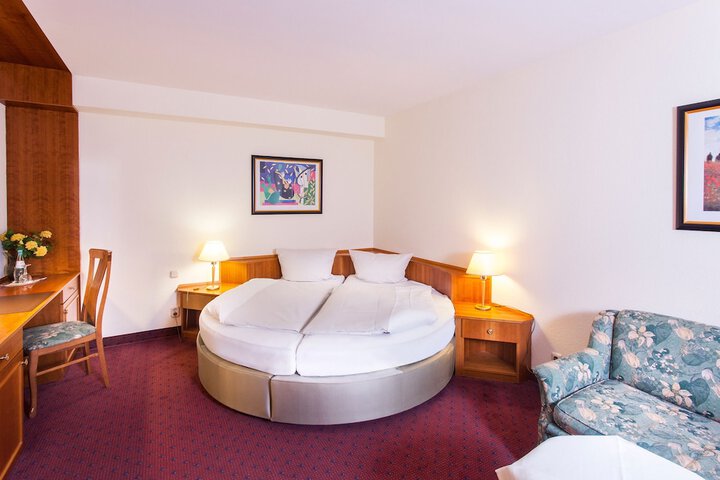 Room 8 of 19