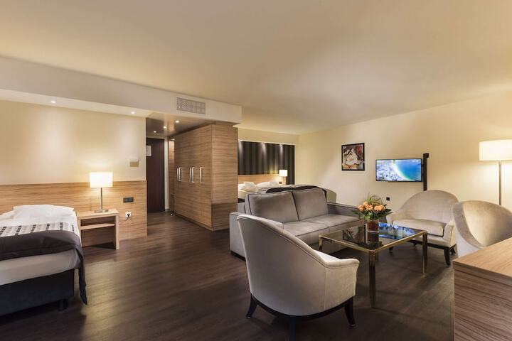Room 10 of 48