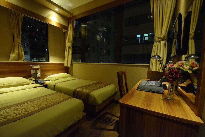 Room 5 of 18