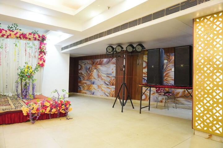 Ballroom/Hall 28 of 33