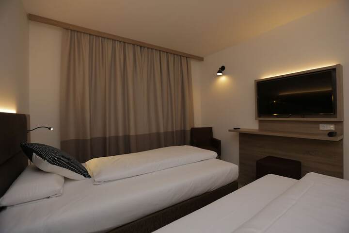 Room 10 of 27