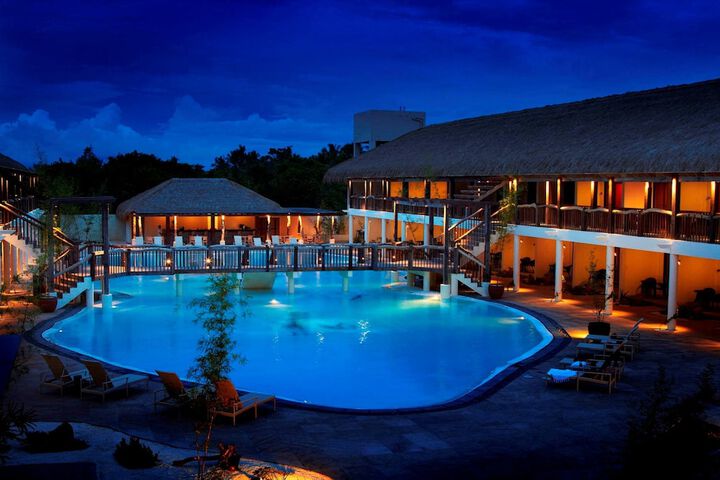 Hotel with Pool