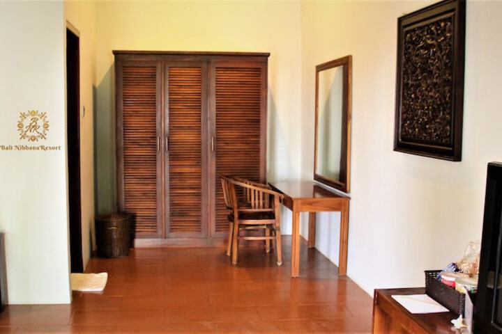 Room 27 of 90