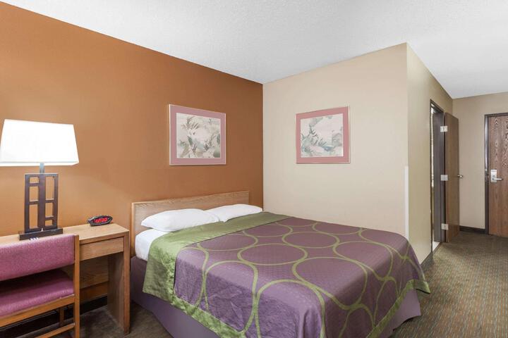 1 Queen Bed Accessible Room (1 of 7)