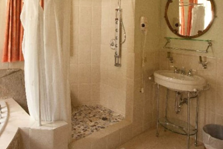 Room 11 of 21