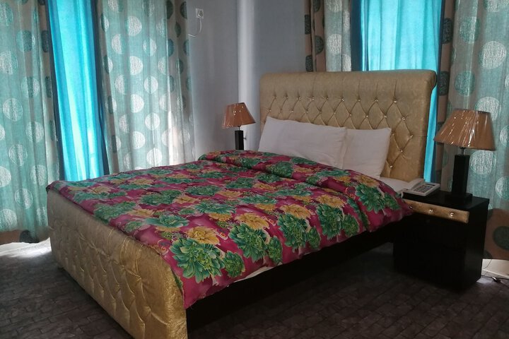 Room 4 of 7