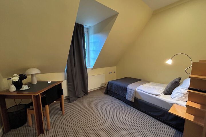 Room 3 of 32