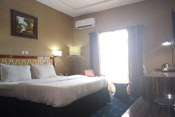 Room 17 of 39