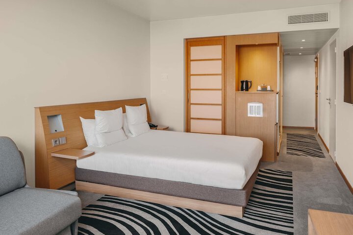 Room 12 of 120