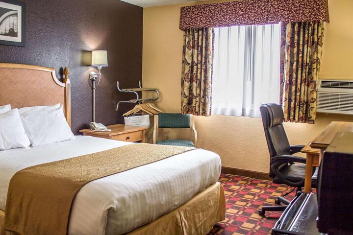 1 Queen Bed Accessible (4 of 13)