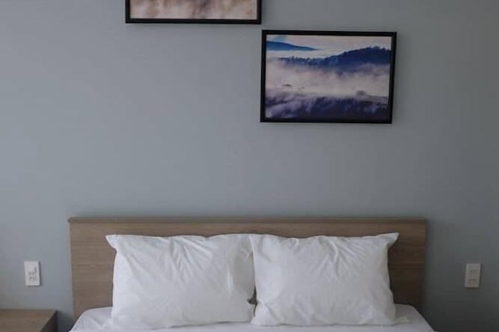 Room 10 of 18