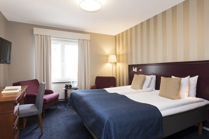 Room 34 of 102