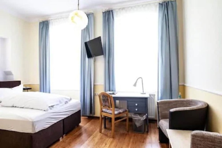 Room 10 of 33