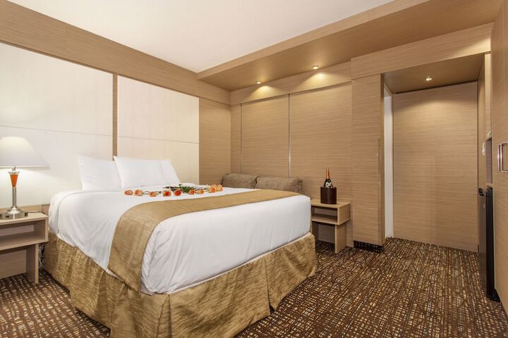 1 Queen Bed (3 of 12)