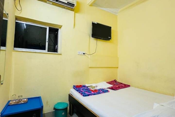 Room 3 of 28