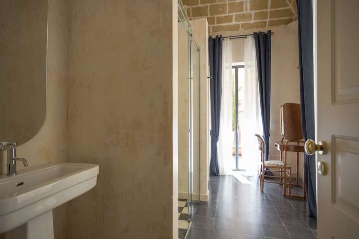 Room 42 of 60